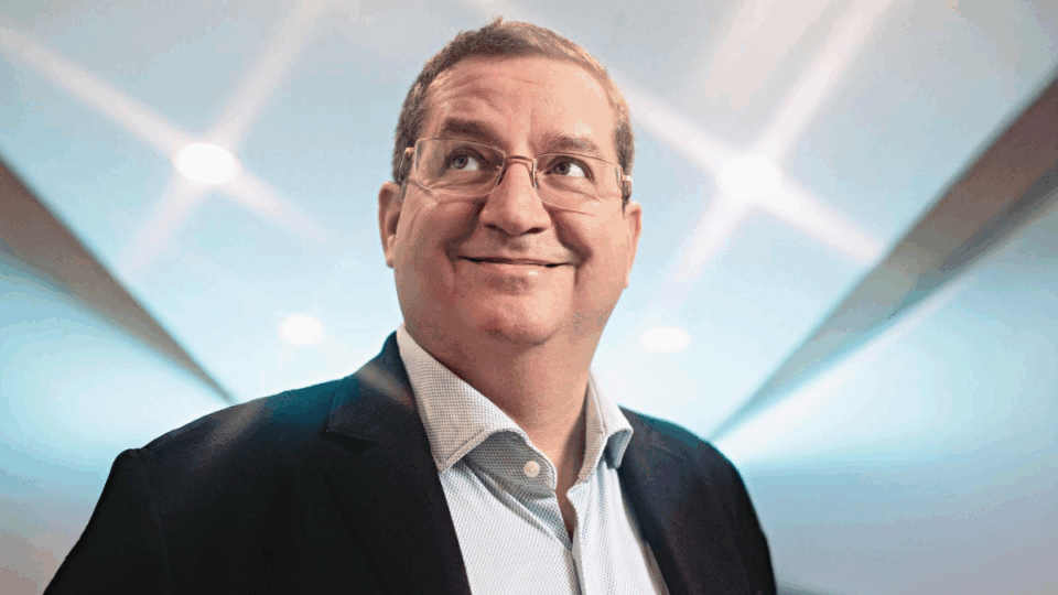 Quién es Abel Avellan, el multimillonario que desafía a Elon Musk con su propio internet satelital para smartphones