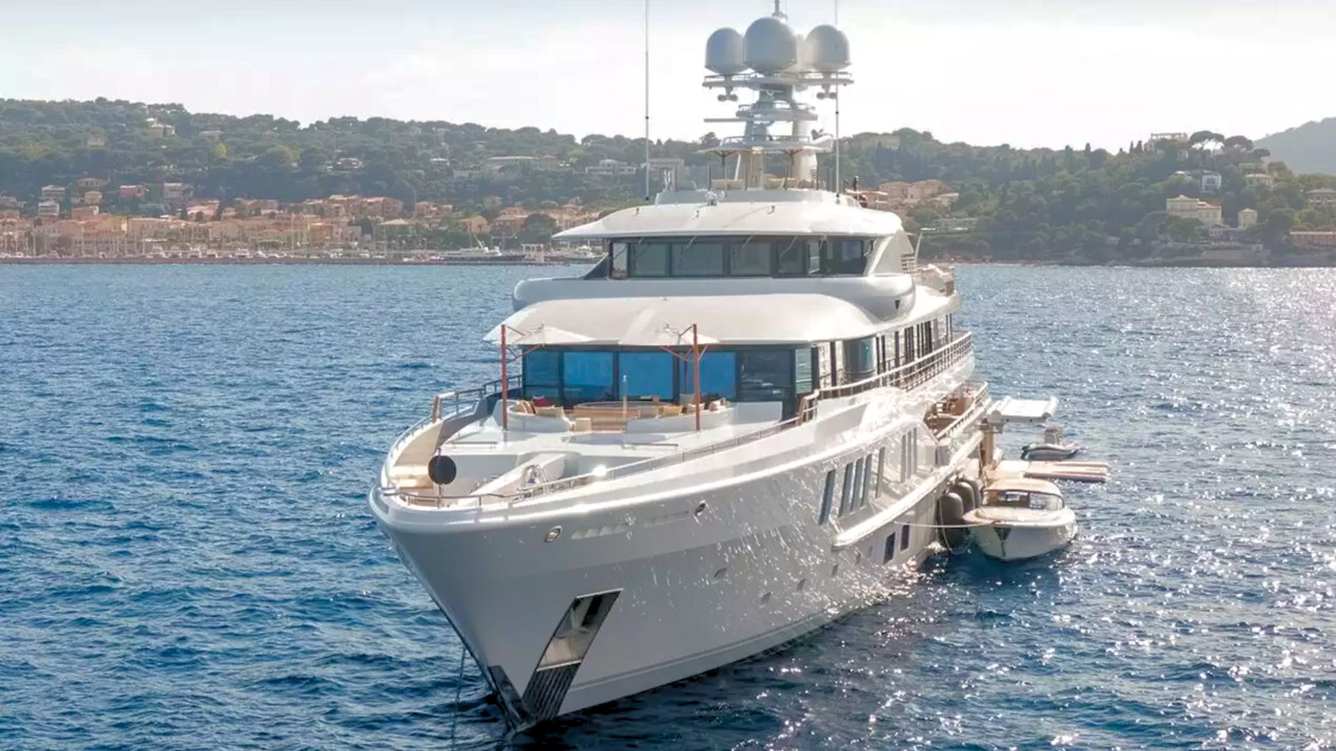 Synthesis, el yate de 100 millones del magnate del póker llega a Ibiza